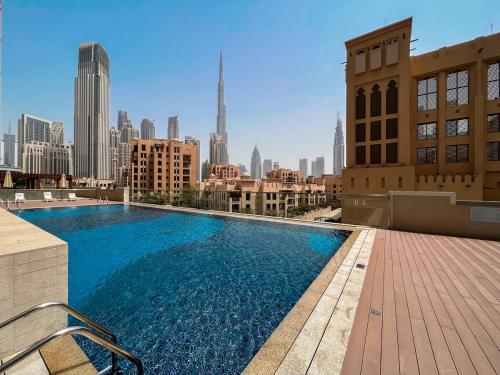 Vogue Vacation Homes, Downtown Bellevue Towers near Burj Khalifa and Dubai Mall, One Bedroom Apartment with City View, Full Access to all Amenities, Dubaj