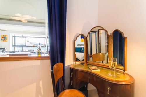 A Magnificent Sunny Seafront Apart Sliema - Happy Rentals - image 2