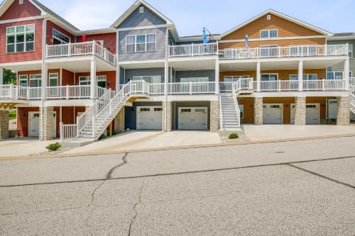 Walk to Mississippi River: Grafton Townhome! in Greftona
