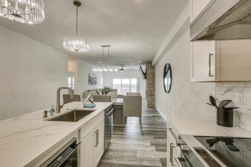Walk to Mississippi River: Grafton Townhome! in Greftona