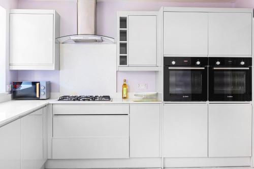 Konyha, Spacious 3BR Home Close to Wollaton Park near Industrial Múzeum