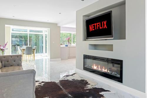 Közös társalgó / TV, Spacious 3BR Home Close to Wollaton Park near Industrial Múzeum