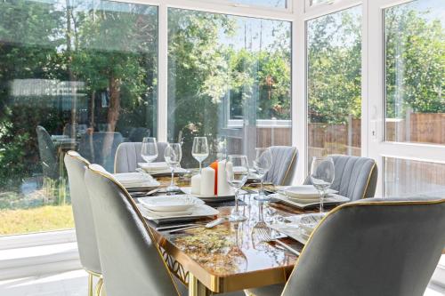 Kert, Spacious 3BR Home Close to Wollaton Park near Wollaton Hall and Park