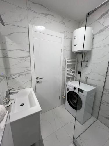 Studio Apartment with Balcony image 10