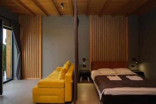 One-Bedroom Apartment with Balcony and Mountain View 