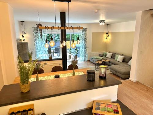 Haus am Wald mit Whirlpool, Garten, Kamin und voll ausgestatteter Küche in Stolberg, Deutschland