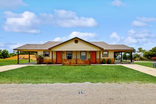 Lake Memories Cottage & Llano River Getaway