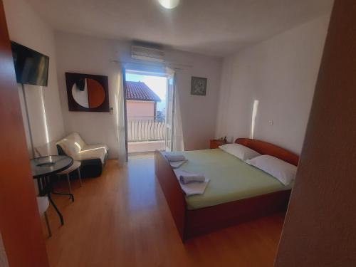 Studio with Balcony image 3