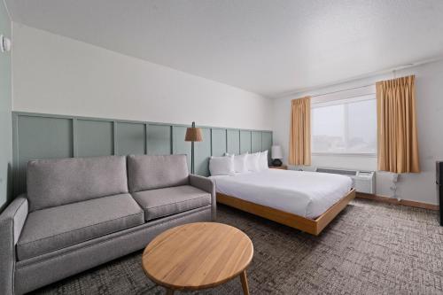 1 queen bed, 1 sofa bed