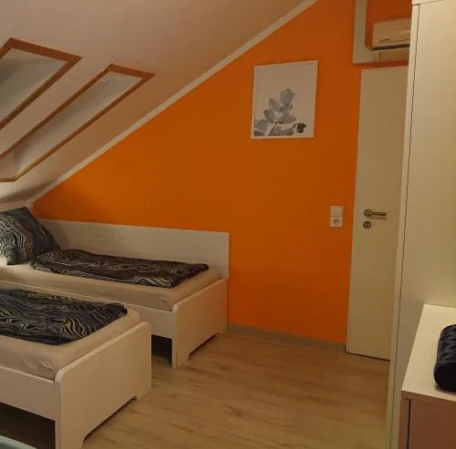 3-Bettzimmer mit Gemeinschaftsküche und je 2 Duschräumen und 2 Toiletten in Hohenstein-Ernstthal, Deutschland