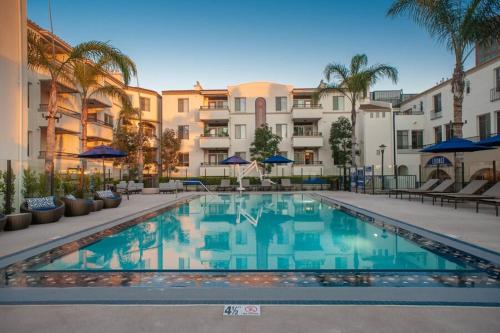 Designer 2 Bedroom With 3 Beds- Pool View, Gym, Parking - Los Angeles