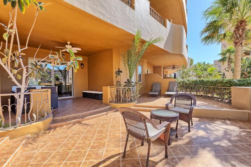 Bella Sirena 2BR 2BA 1st FL Spacious Patio B104 in แซนดี บีช