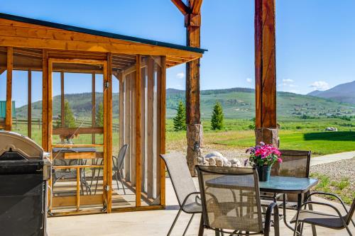 Studio Cabin with Mtn Views by the Green River!, Cora