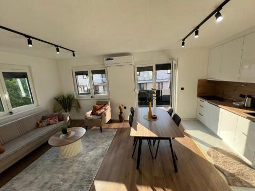 Three-Bedroom Apartment with Balcony image 4