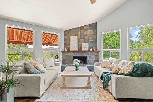Spacious Family Retreat w Game Room & Scenic Decks in Chino Hills (Kalifornia)