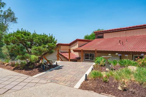 Spacious Family Retreat w Game Room & Scenic Decks in Chino Hills (Kalifornia)