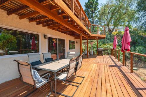 Spacious Family Retreat w Game Room & Scenic Decks in Chino Hills (Kalifornia)
