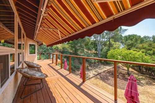 Spacious Family Retreat w Game Room & Scenic Decks in Chino Hills (Kalifornia)