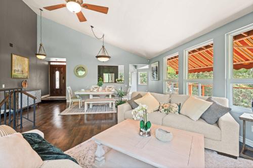 Spacious Family Retreat w Game Room & Scenic Decks in Chino Hills (Kalifornia)