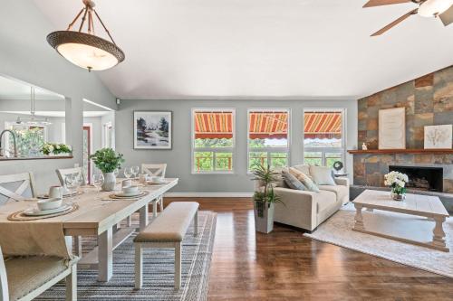Spacious Family Retreat w Game Room & Scenic Decks in Chino Hills (Kalifornia)