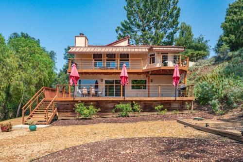 Spacious Family Retreat w Game Room & Scenic Decks in Chino Hills (Kalifornia)