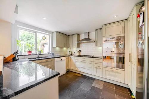 EEJs Luxe 5 Bed Home - Greenwich, Лондон (фото 7)