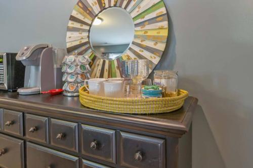 Poolside boho chic studio - dog friendly!, Wake Forest