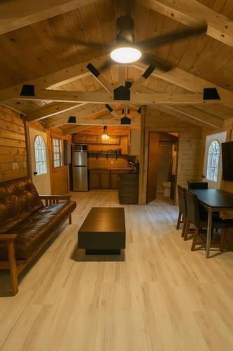 Hana Cabin sleeps 5 near Windrock general store