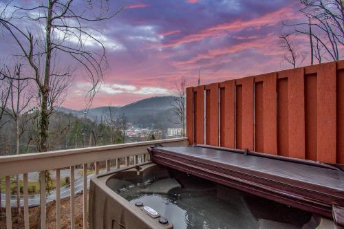 Cozy dwntwn chalet with mtn view GSMNP near Aquarium