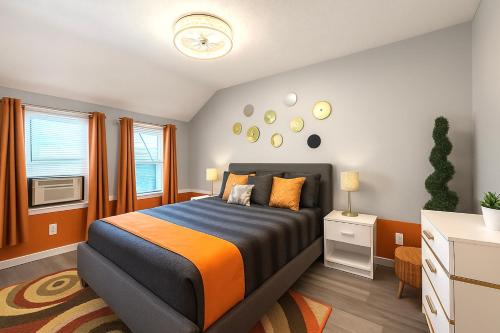 The Sunstone Retreat - Your Brooklyn Centre Haven Comfort To Explore Near Downtown With Parking, 300MB Wifi & Self Check-In in Cleveland, USA
