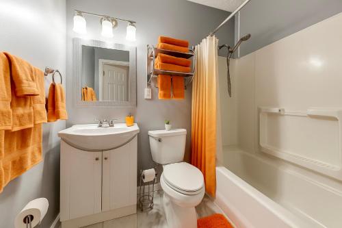The Sunstone Retreat - Your Brooklyn Centre Haven Comfort To Explore Near Downtown With Parking, 300MB Wifi & Self Check-In in Cleveland, USA