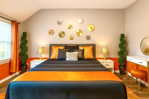 The Sunstone Retreat - Your Brooklyn Centre Haven Comfort To Explore Near Downtown With Parking, 300MB Wifi & Self Check-In in Cleveland, USA