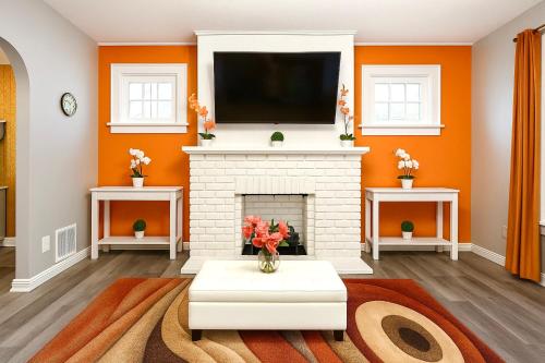 The Sunstone Retreat - Your Brooklyn Centre Haven Comfort To Explore Near Downtown With Parking, 300MB Wifi & Self Check-In in Cleveland, USA