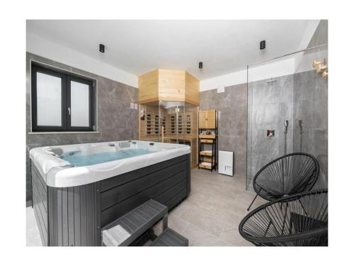 المرافق, Alison Deluxe Junior in Zupanici