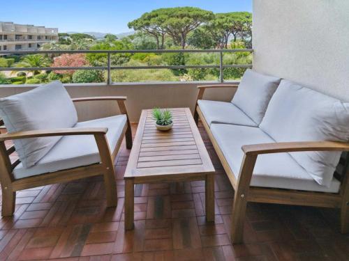 Apt 2BR 4P - Balcony & 5min to Beach Saint-Tropez - image 3