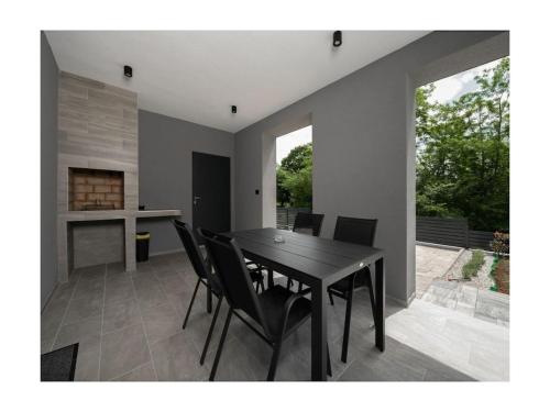 المرافق, Alison Deluxe Junior in Zupanici