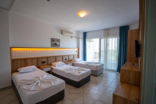 1 double bed, 2 twin beds