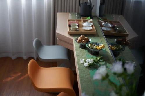 Twin Room with View image 3