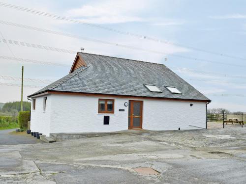 Exterior view, Y Hendy Llaeth in Red Roses