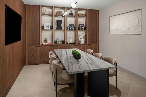 บริการและสิ่งอำนวยความสะดวก, AC Hotel Arlington National Landing near สำนักงานศาลอาร์ลิงตัน