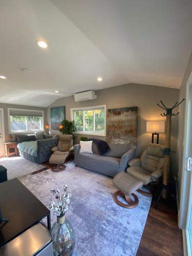 . Cozy en suite with high ceilings