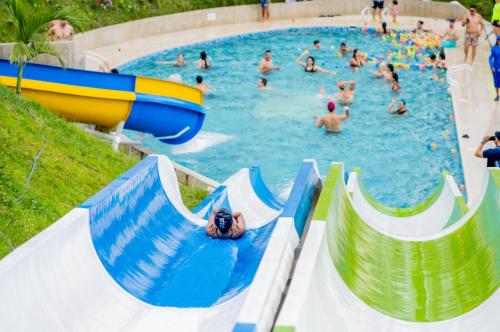 Swimming pool, Comodo Apartamento con parque acuatico Acqua Hills-6 personas in Oriente