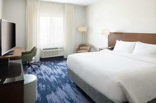 King Room with Roll-in Shower - Mobility and Hearing Accessible