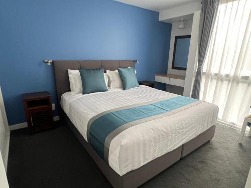 5 twin beds