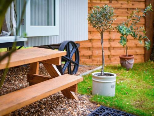 Buitenkant, Helen's Shepherds Hut in Enford