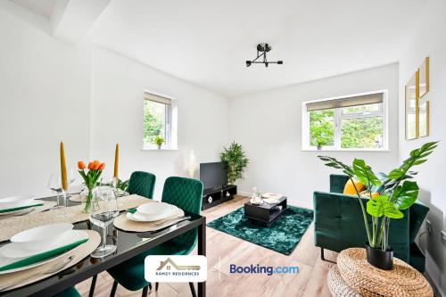 1 Bedroom Apartments By Ramzy Residences Short Lets & Serviced Accommodation In Kent With Free Wifi in סבנאוקס