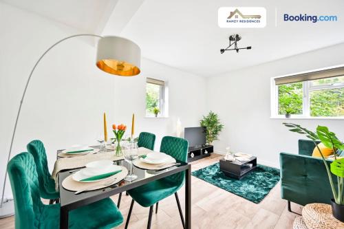 1 Bedroom Apartments By Ramzy Residences Short Lets & Serviced Accommodation In Kent With Free Wifi in סבנאוקס