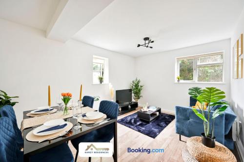 1 Bedroom Apartments By Ramzy Residences Short Lets & Serviced Accommodation In Kent With Free Wifi in סבנאוקס