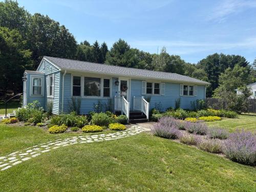 Stay a While in Niantic, Comfort by the Coast in 奈安蒂克