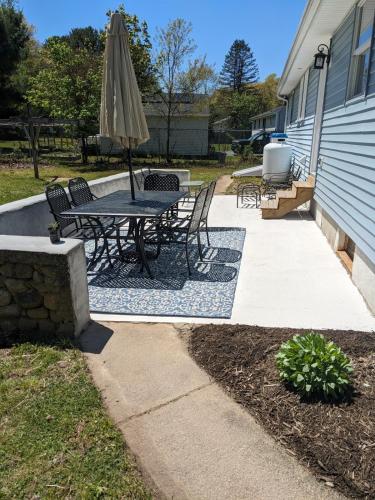 Stay a While in Niantic, Comfort by the Coast in 奈安蒂克